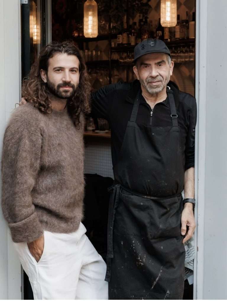 Hummus & Habibis in de deuropening van het restaurant aan de Spaarndammerstraat